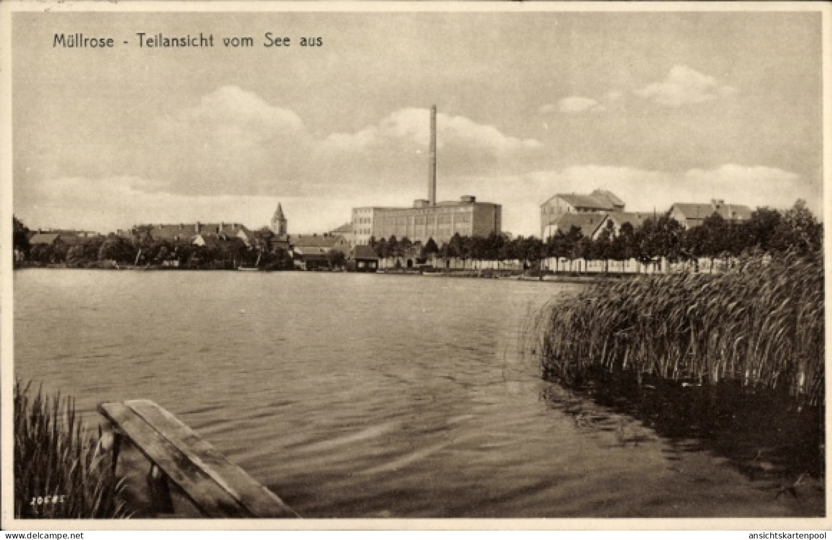 CPA Müllrose in Brandenburg, Teilansicht vom See aus, Fabrikgebäude