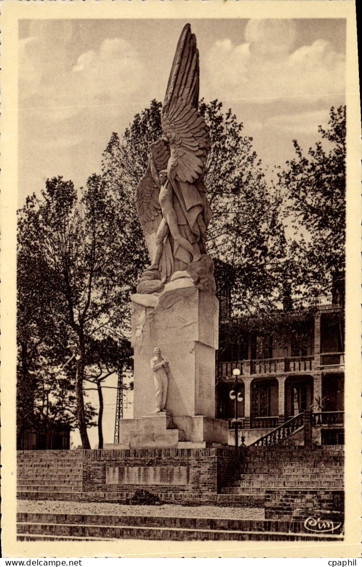 CPA Muret Monument Clement Ader pere de l'Aviation ne a Muret en 1841