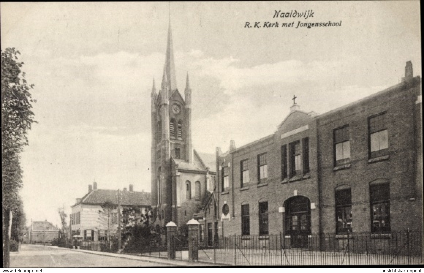 CPA Naaldwijk Südholland, R. K. Kerk met Jongensschool