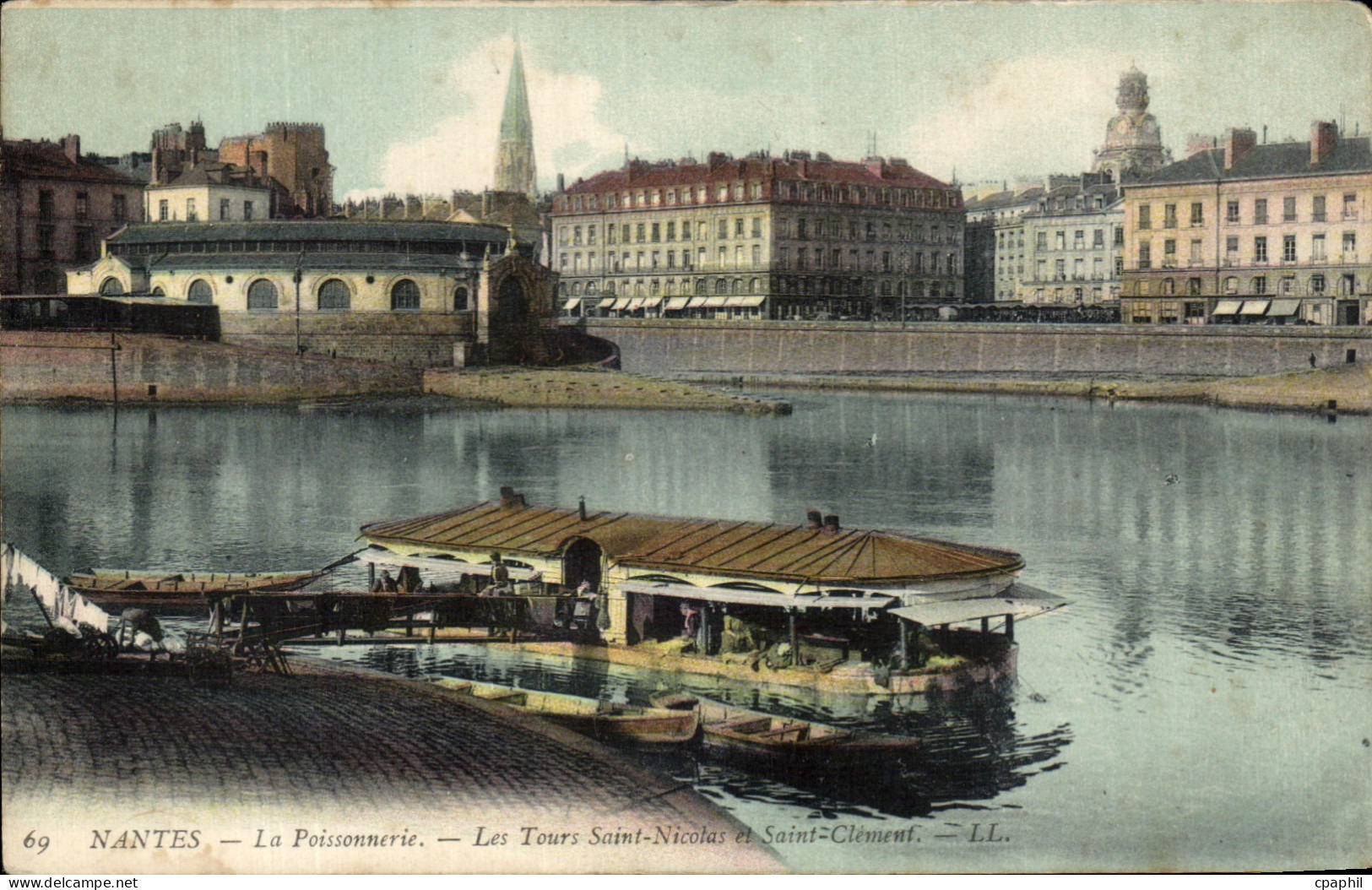 CPA Nantes La Poissonnerie Les Tours Saint Nicolas et Saint Clement Lavandieres