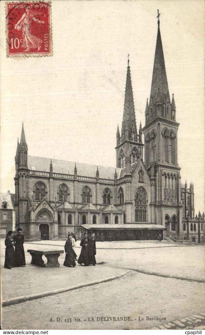 CPA ND de La Delivrande La Basilique Pretres