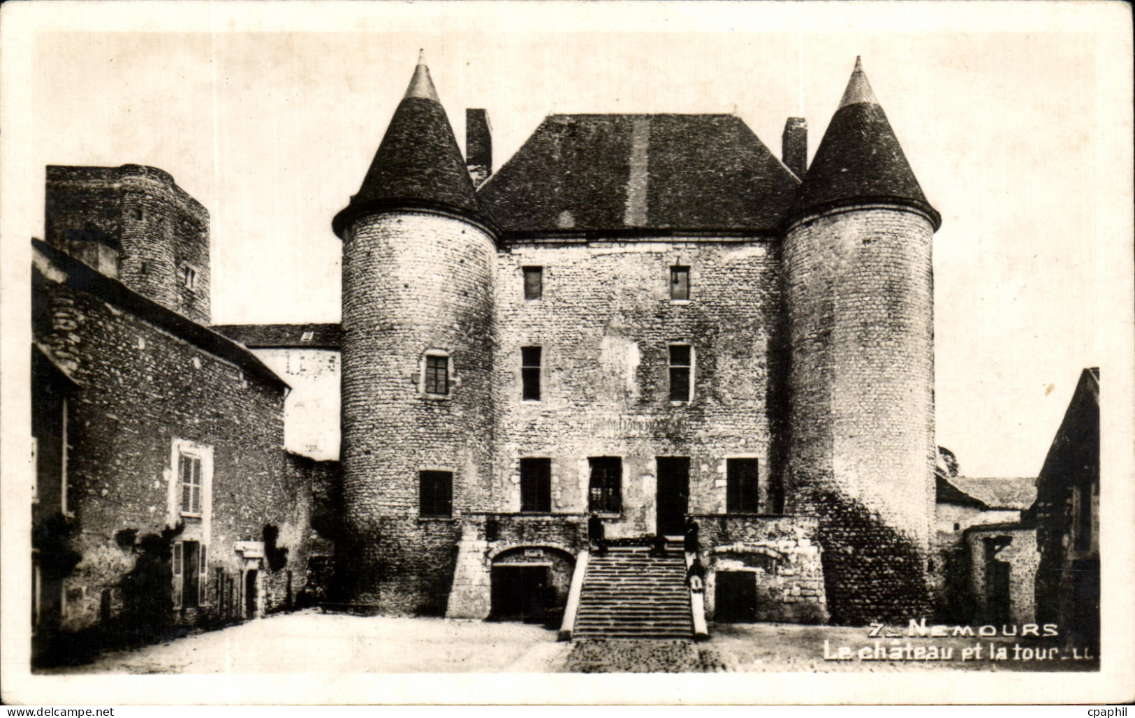 CPA Nemours Le Chateau et la tour