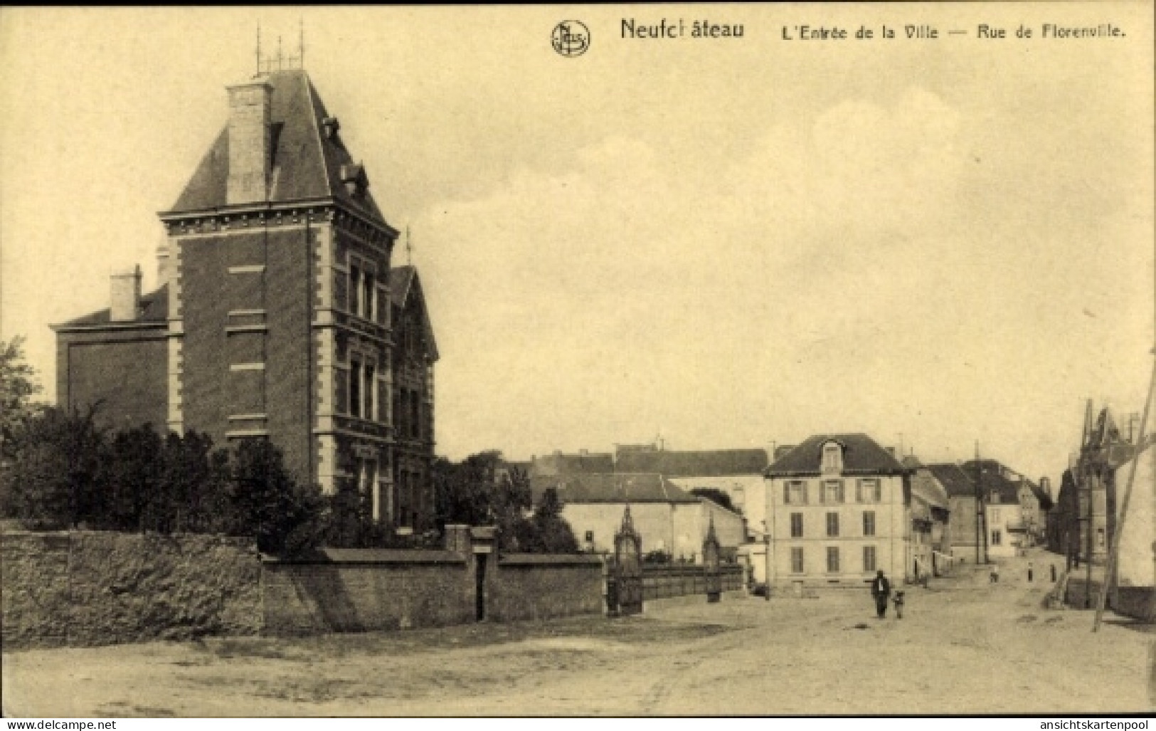 CPA Neufchâteau Wallonien Luxemburg, Eingang zur Stadt, Rue de Florenville, historische Archite...
