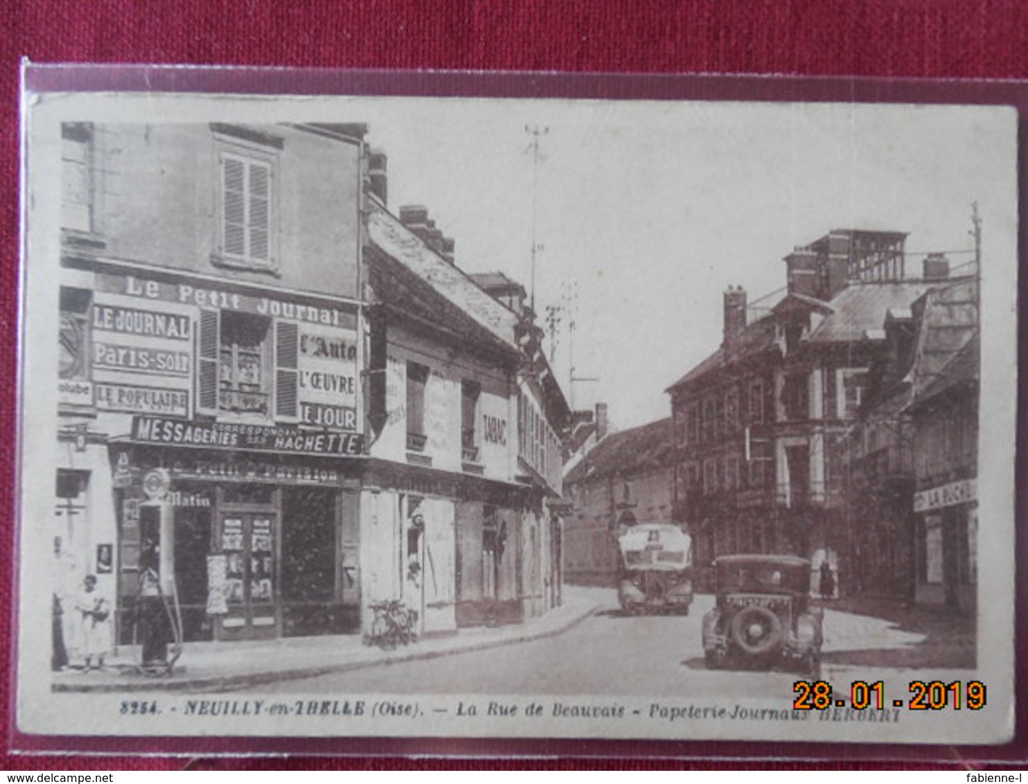 CPA - Neuilly-en-Thelle - La rue de Beauvais - Papeterie-Journaux Herbert