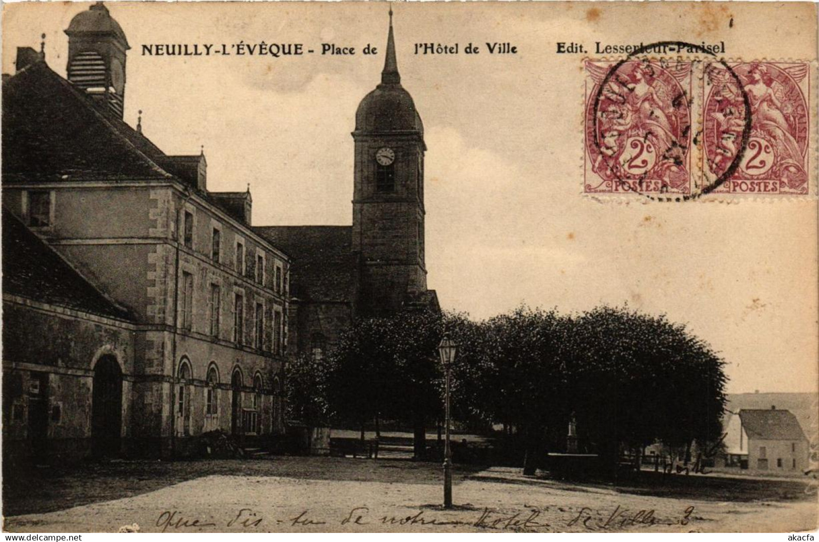 CPA NEUILLY-l'EVEQUE Place de l'Hotel-de-VILLE (616669)