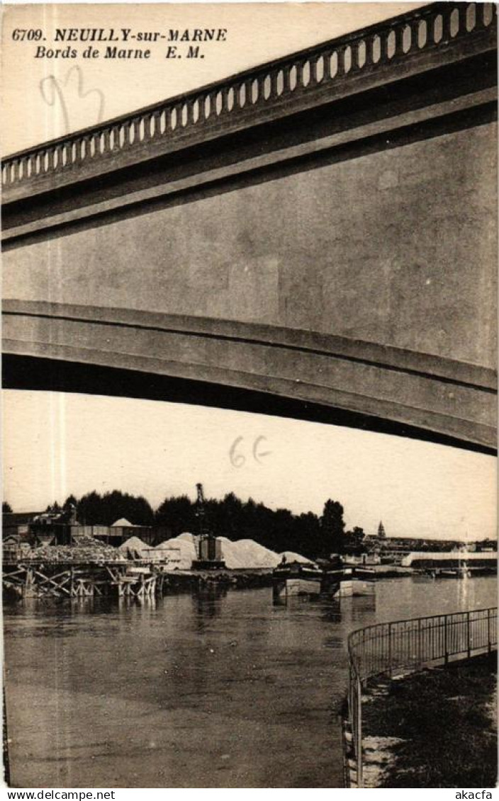 CPA NEUILLY-sur-MARNE Bords de Marne (569012)