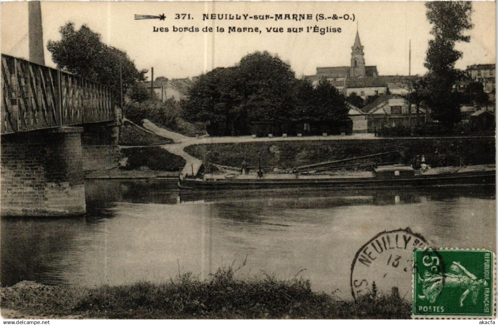 CPA NEUILLY-sur-MARNE Les bords de la Marne vue sur l'Église (569356)