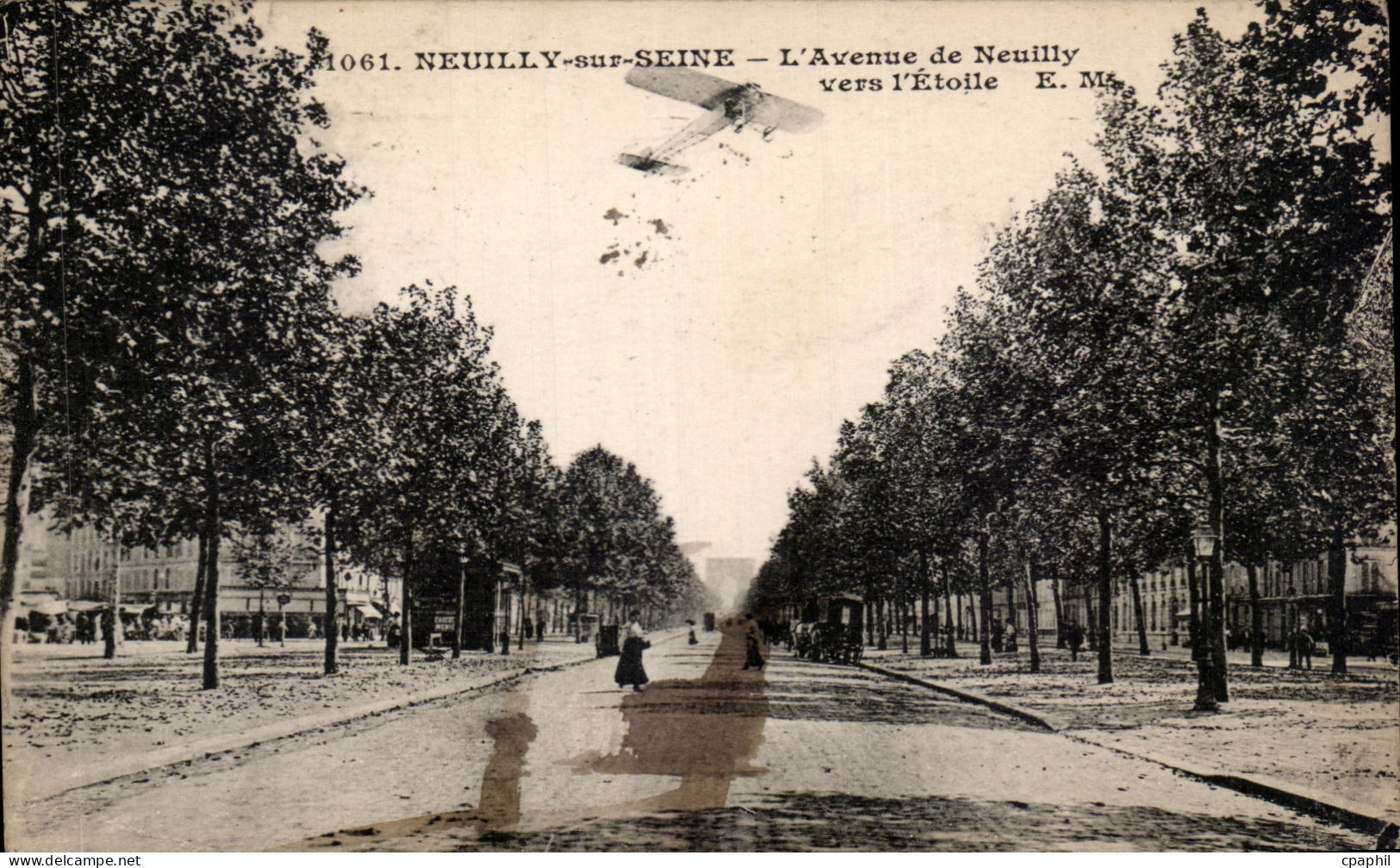 CPA Neuilly sur Seine L'avenue de Neuilly vers l'etoile Avion Aeroplane