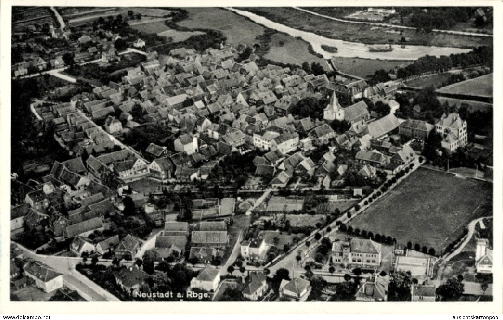 CPA Neustadt am Rübenberge, Luftaufnahme von Neustadt, Häuser und Straßen, Fluss