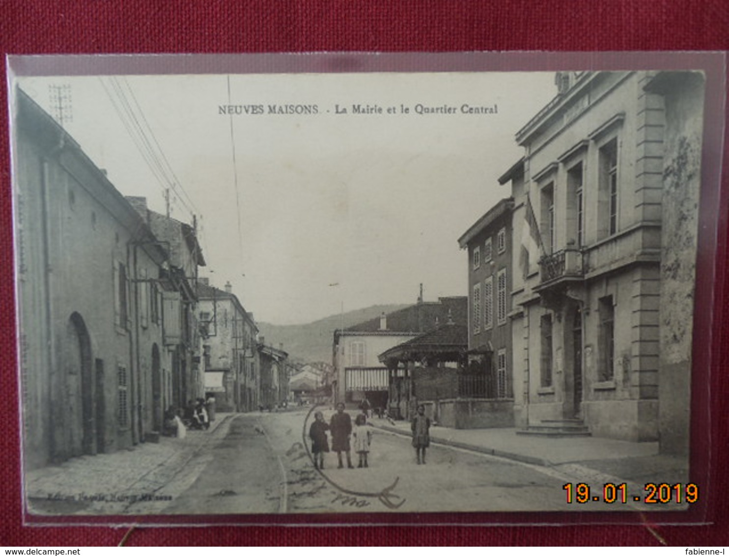 CPA - Neuves-Maisons - La Mairie et le Quartier Central