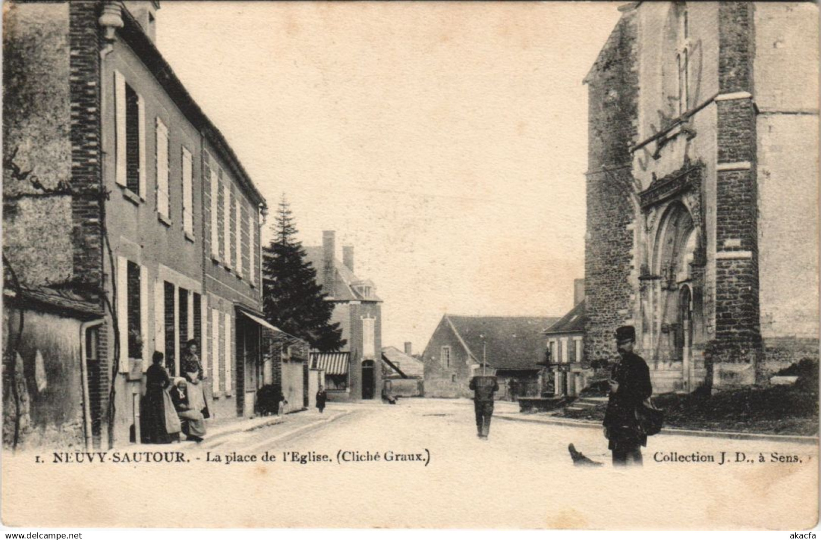 CPA NEUVY SAUTOUR place de l'Eglise (49057)