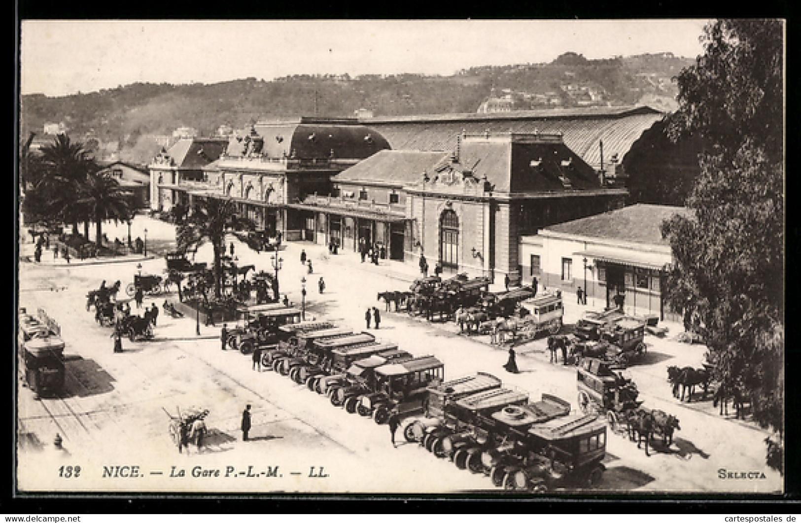 CPA Nice, la Gare P.-L.-M., automobiles et attelages vor dem La Gare