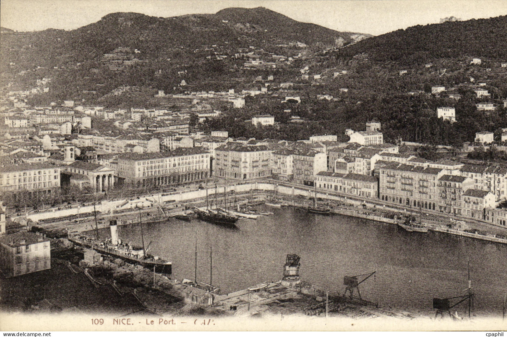 CPA Nice Le Port Bateaux