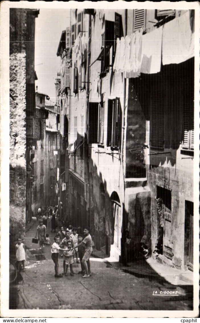 CPA Nice Un coin du Vieux Nice Enfants