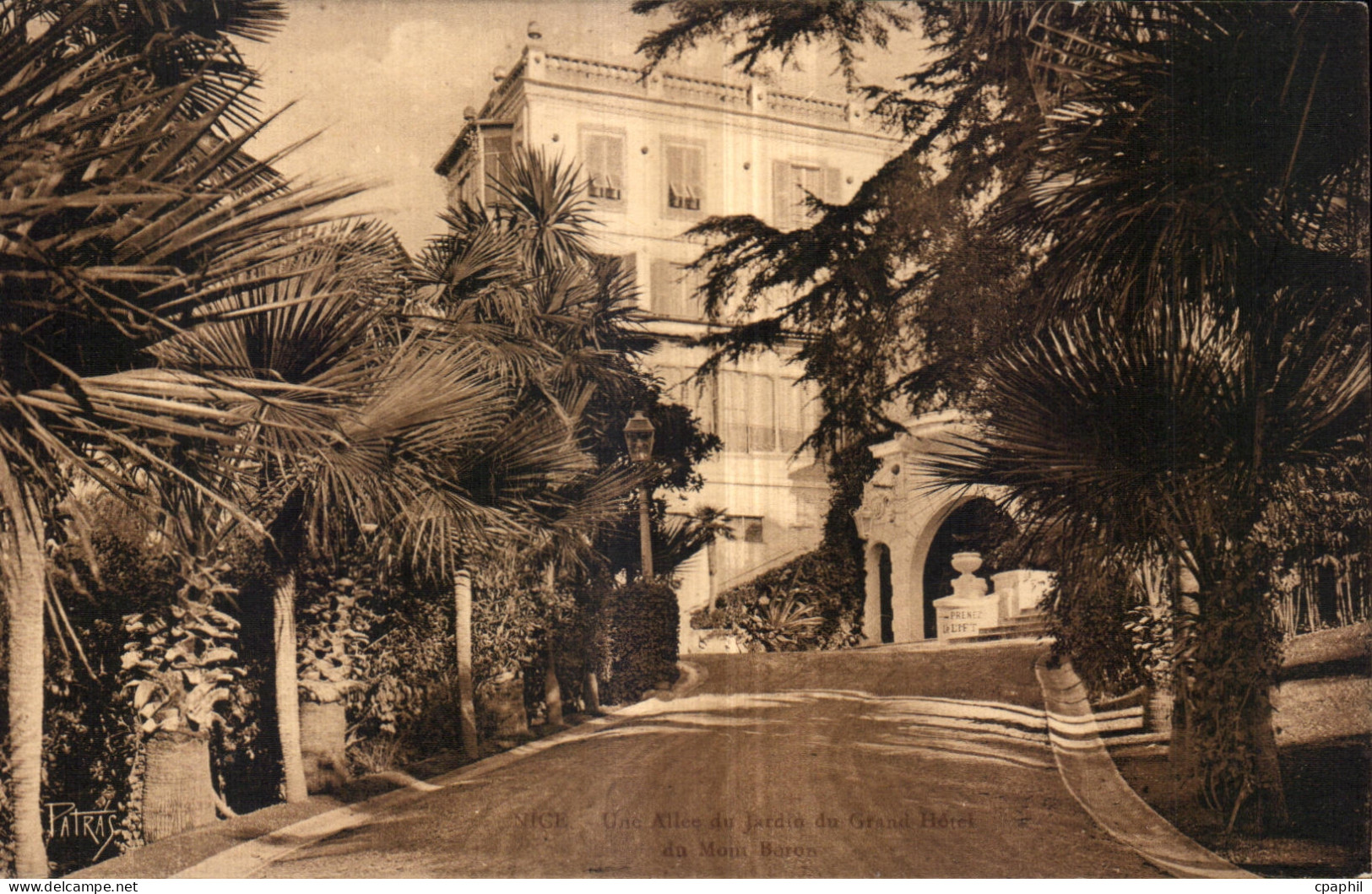 CPA Nice Une allee du jardin du Grand Hotel