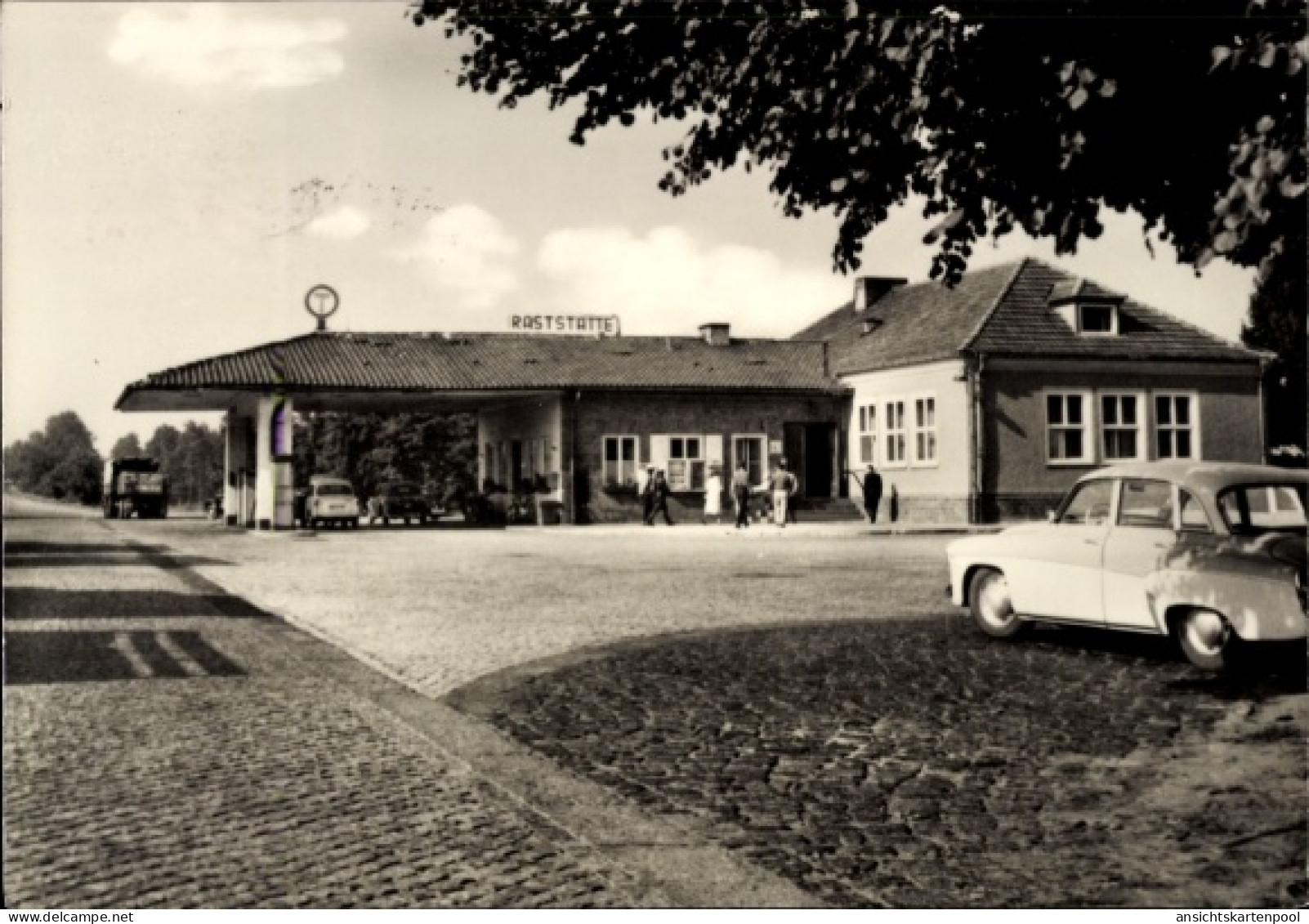 CPA Niemegk im Kreis Belzig in Brandenburg, ROSTSTÄTTE, Autobahn-Raststätte, Autos, Menschen