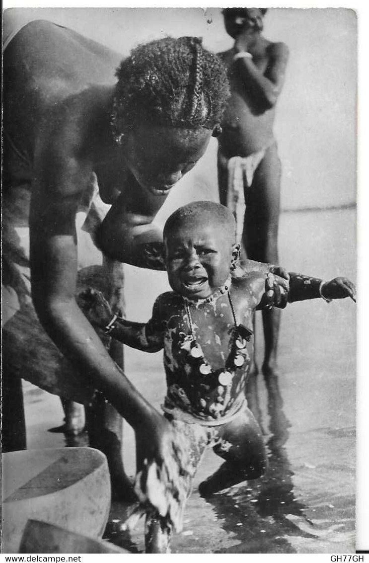 CPA NIGER -toilette de bébé au fleuve (collection LABITTE DAKAR)