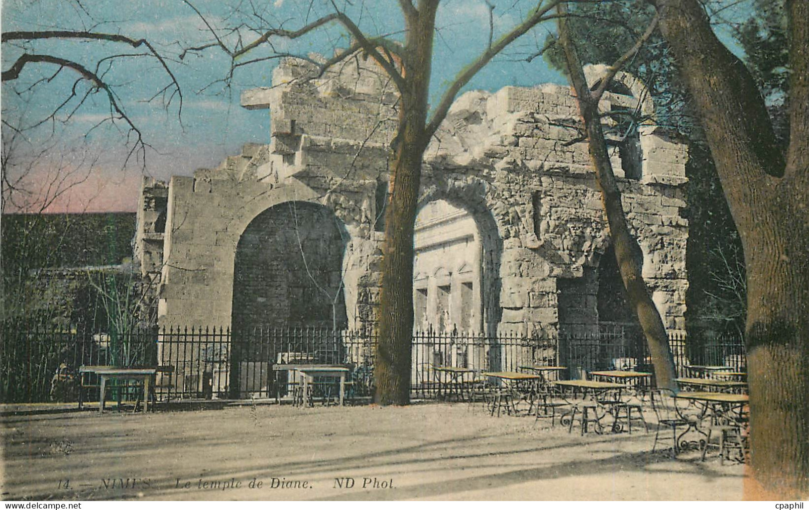 CPA Nimes Le Temple de Diane