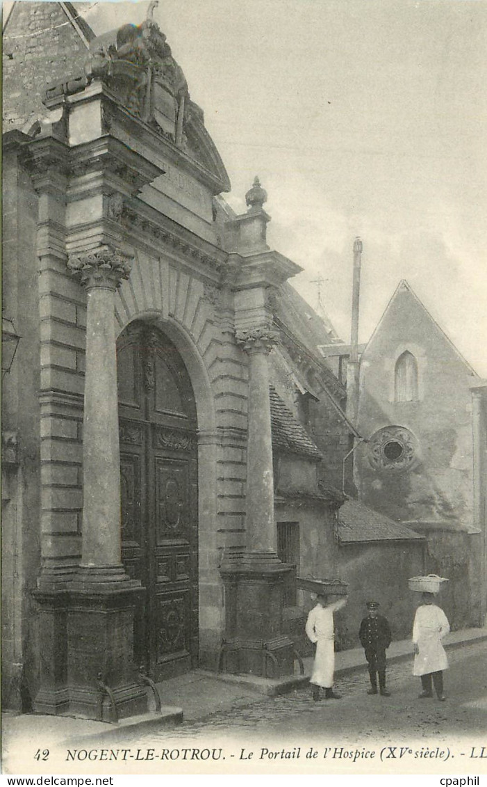CPA Nogent le Rotrou Le Portail de l'Hospice (XVe Siecle)