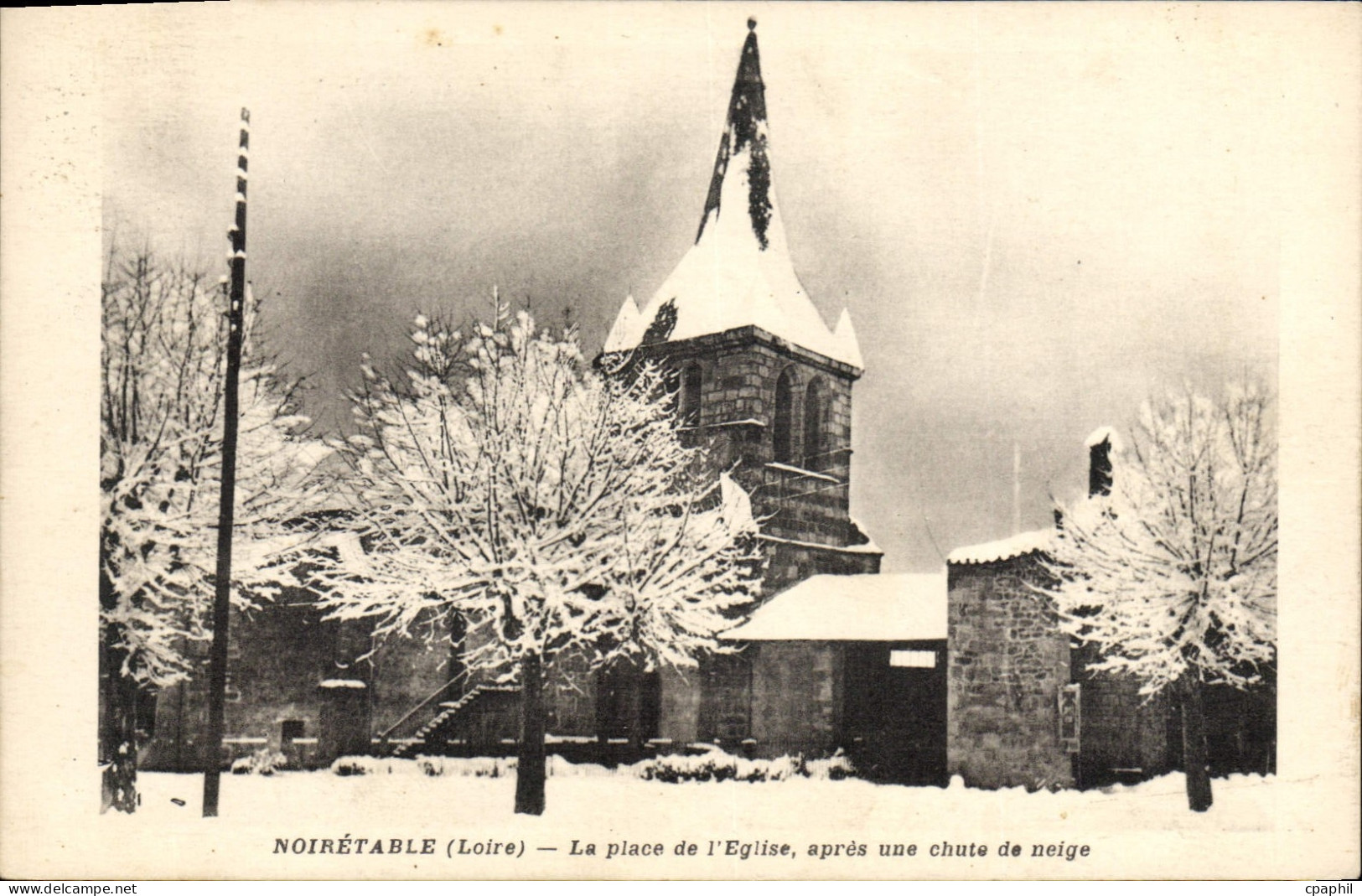 CPA Noiretable La Place de l'Eglise Apres une chute de Neige