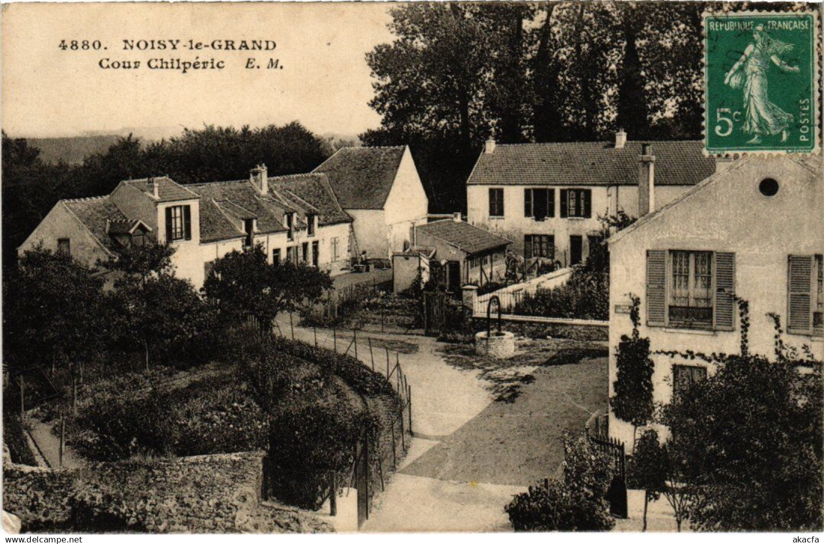 CPA NOISY-le-GRAND Cour Chilperic (1353729)