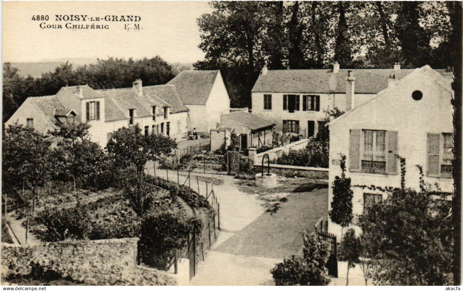 CPA NOISY-le-GRAND Cour Chilpéric (869181)