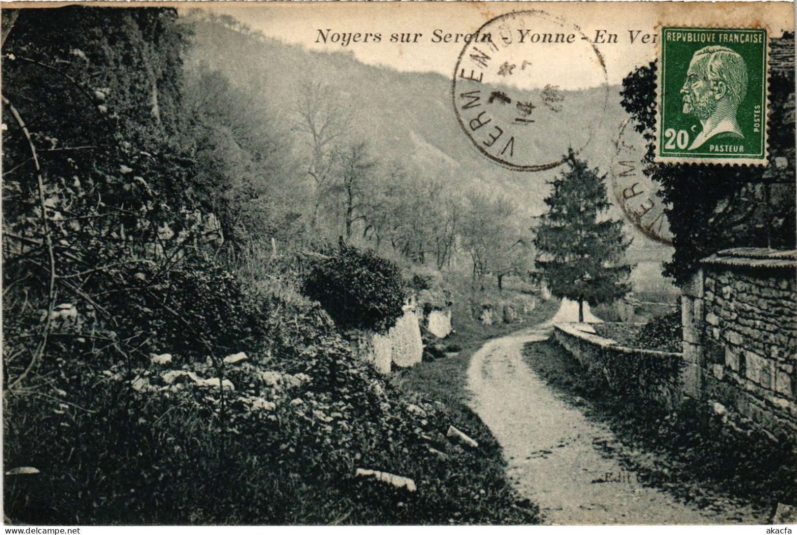 CPA Noyers-sur-Serein En Vezelien FRANCE (1451669)