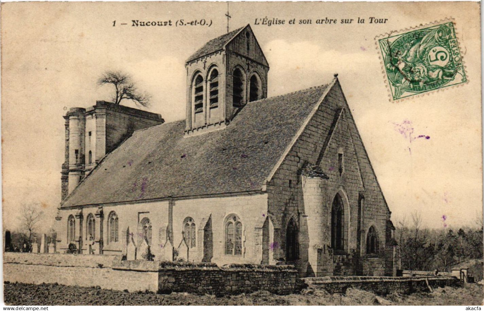 CPA Nucourt - L'Église et son arbre sur la Tour (519446)
