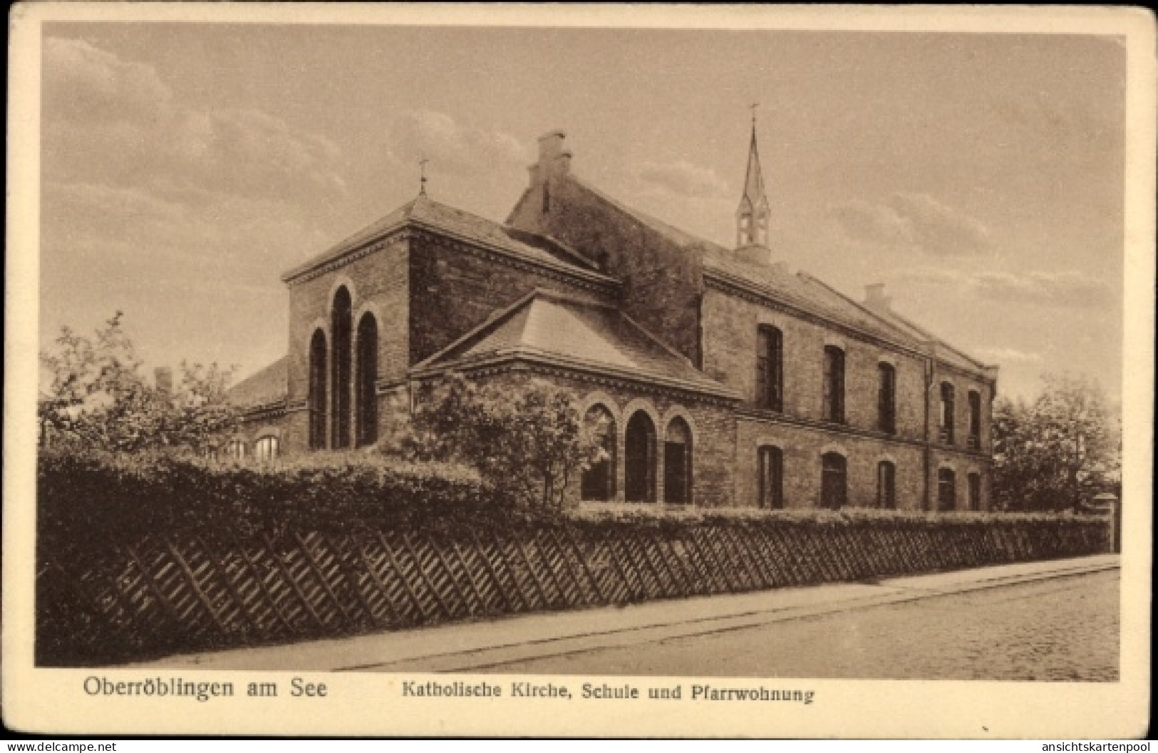 CPA Oberröblingen Röblingen am See Mansfelder Land, Katholische Kirche, Schule, Pfarrwohnung
