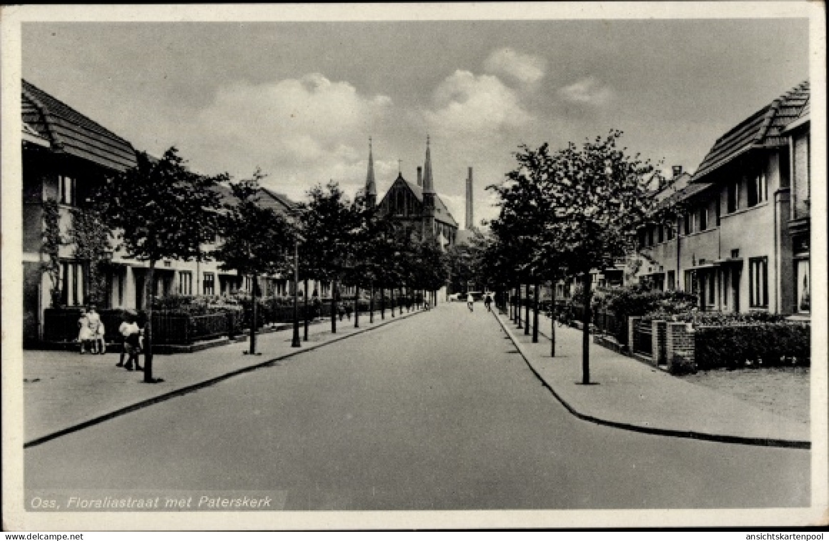 CPA Oss Nordbrabant, Floraliastraat met Paterskerk