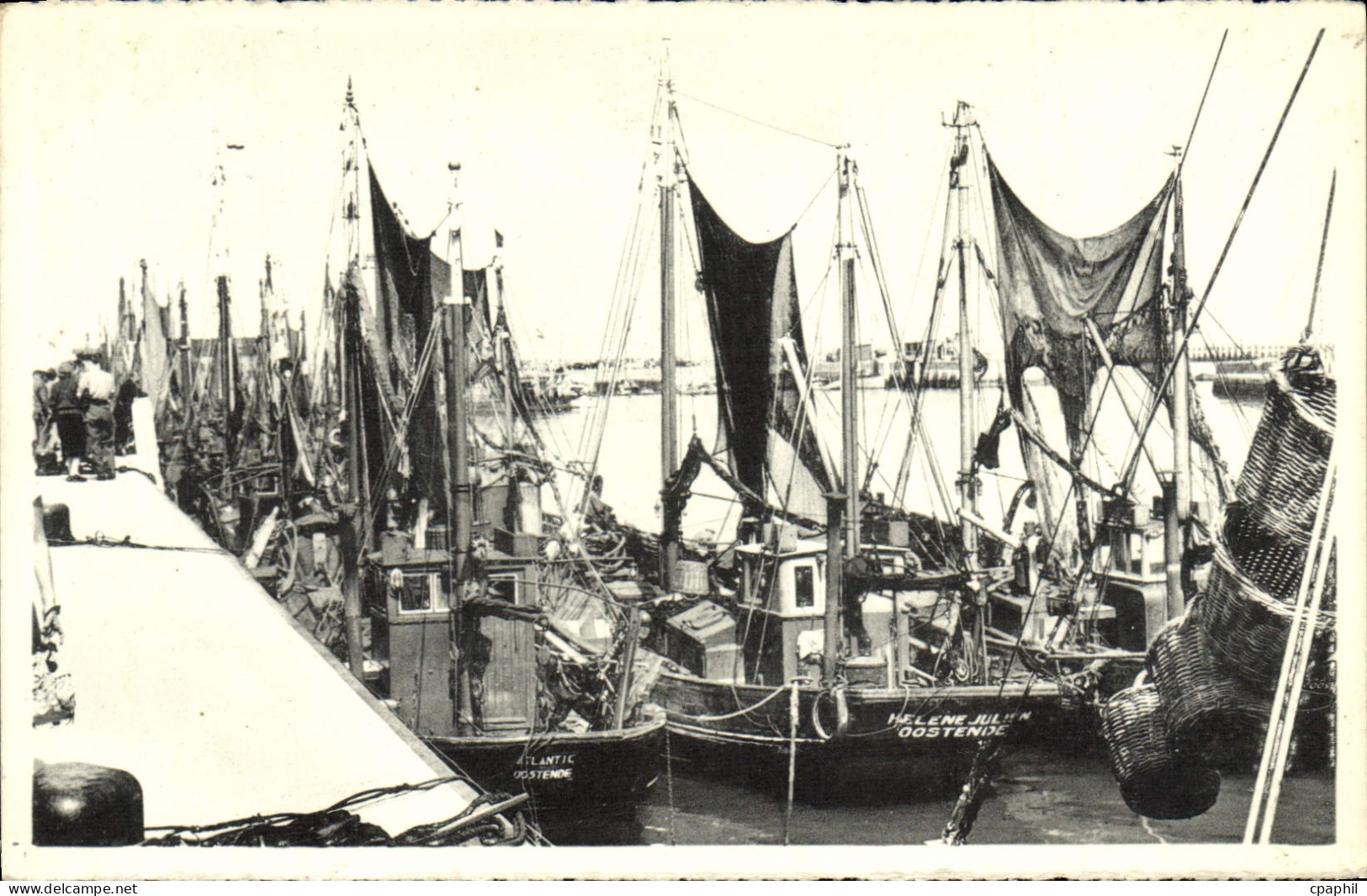 CPA Ostende Le Dock Montgomery Bateaux