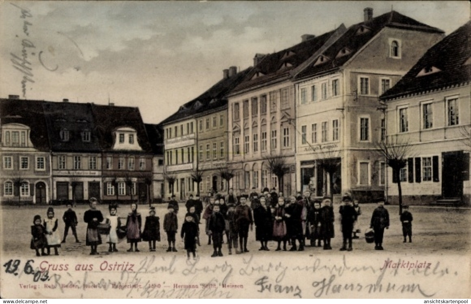 CPA Ostritz in der Oberlausitz, Gruppen von Kindern, Häuser, Marktplatz, aus Ostritz
