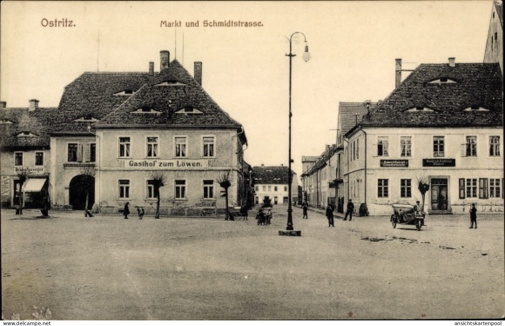 CPA Ostritz in der Oberlausitz, Markt und Schmidtstraße, Gasthaus zum Löwen, Maler Heinrich Lichtner
