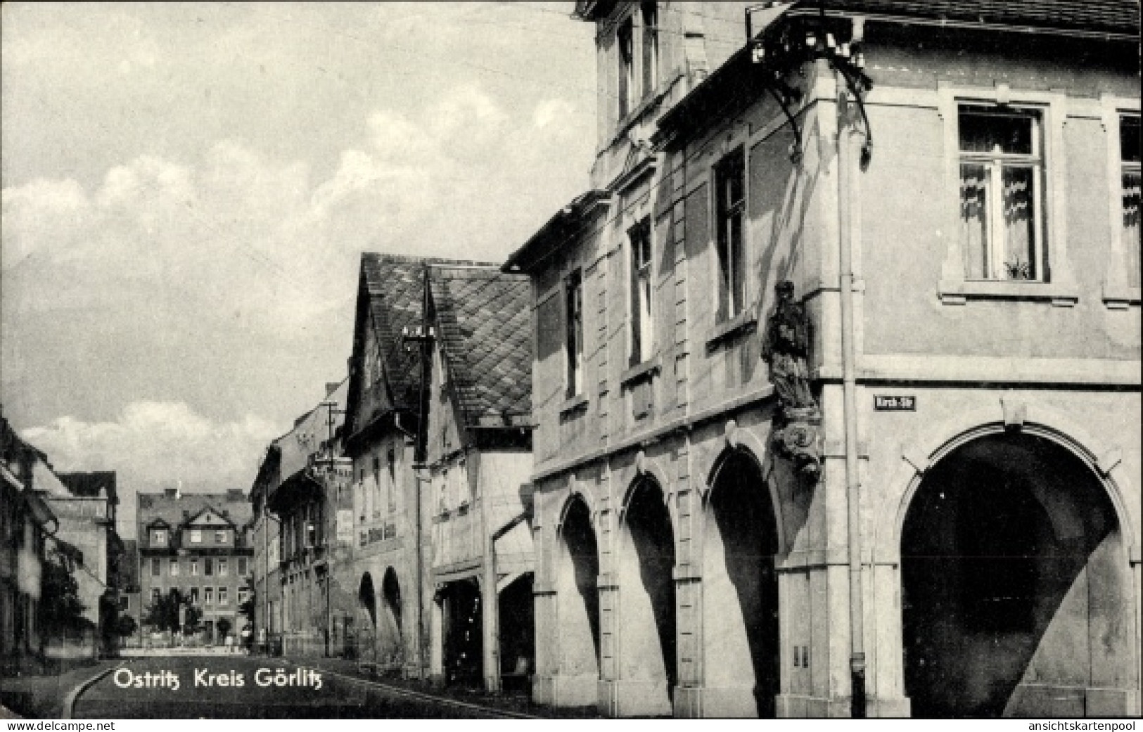 CPA Ostritz in der Oberlausitz, Partie an der Kirchstraße, Arkaden