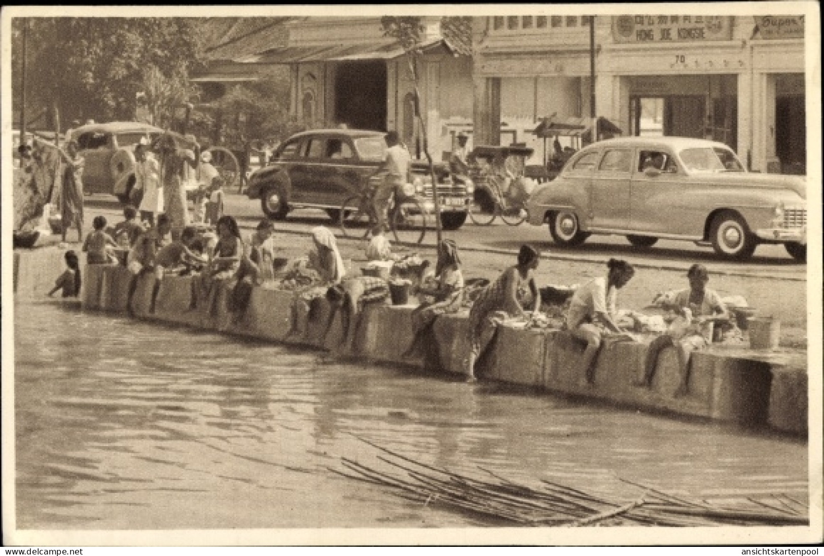 CPA Osttimor, Personen am Ufer, Autos