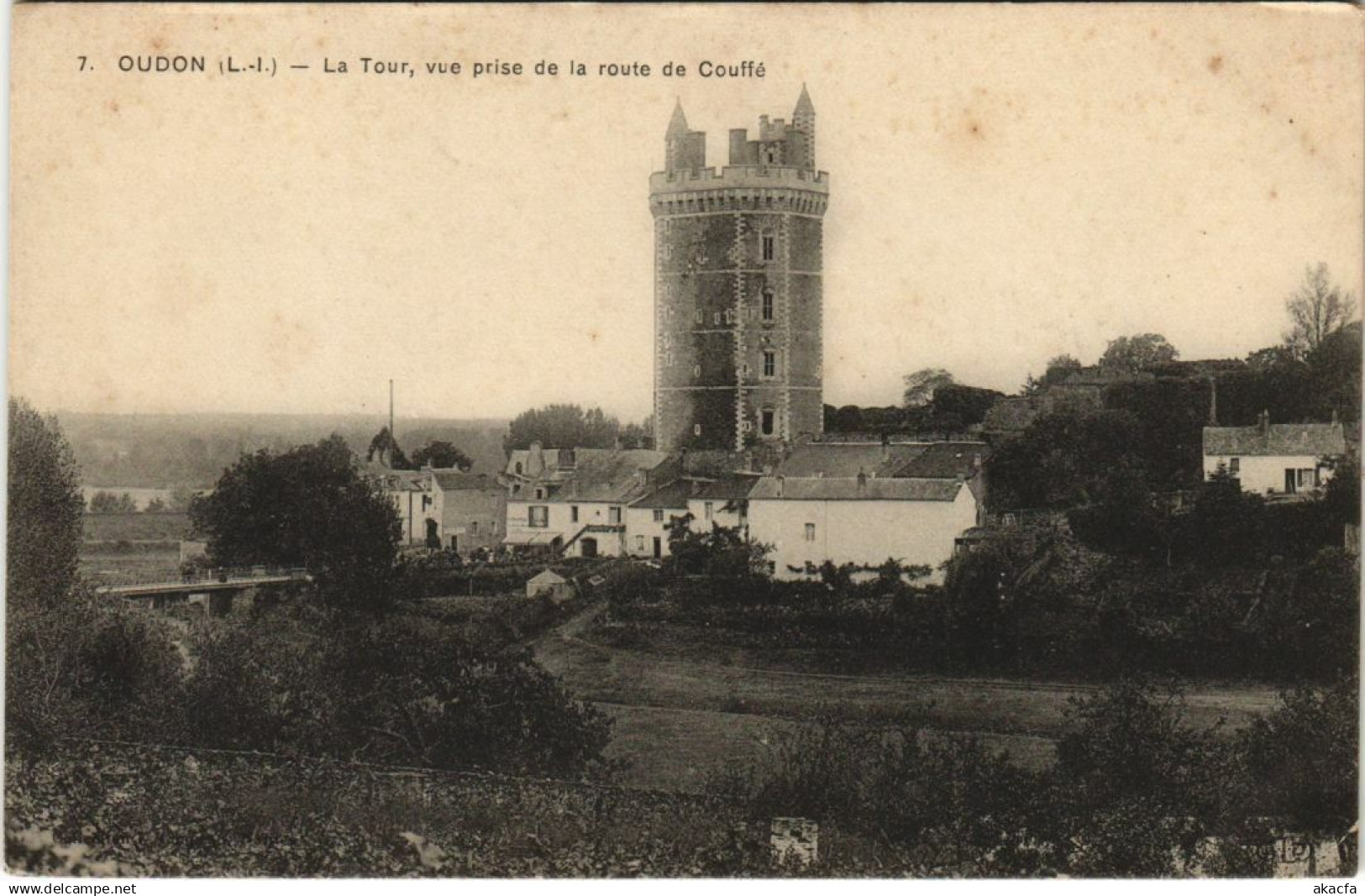CPA OUDON La Tour vue de la route de Couffe (150722)