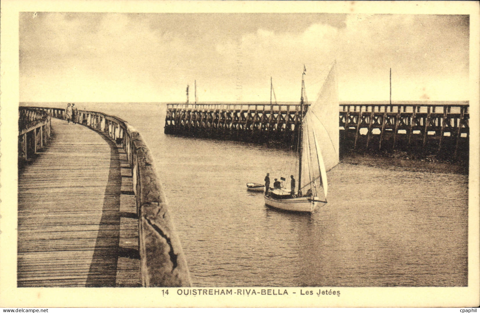 CPA Ouistreham Riva Bella Les Jetees