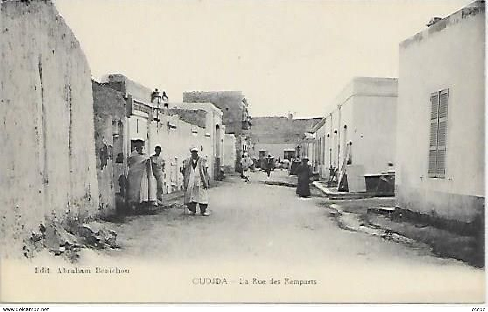 CPA Oujda La rue des Remparts