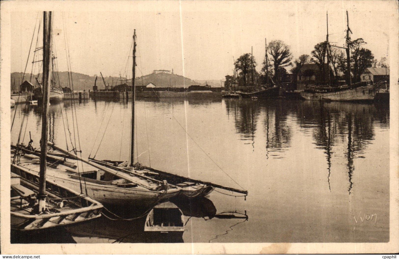 CPA Paimpol Le Bassin a flot Bateaux