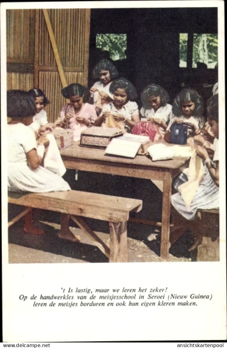 CPA Papua Neuguinea, Nähende Mädchen in der Schule