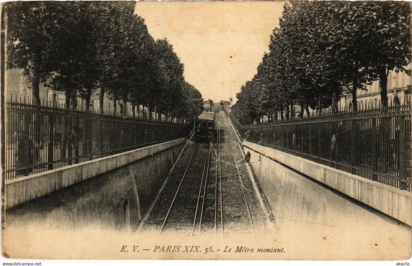 CPA PARIS 19e - Le Métro montant (301908)