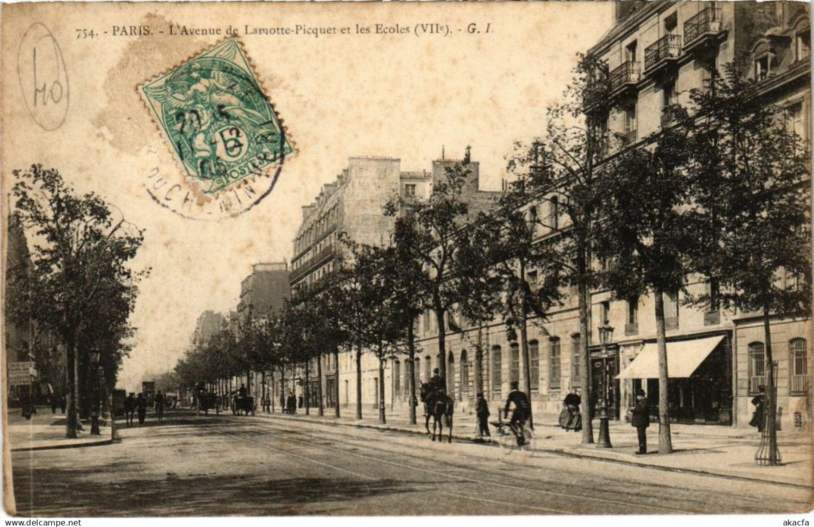 CPA PARIS 7e - L'Avenue de Lamotte-Picquet et les Ecoles (75107)