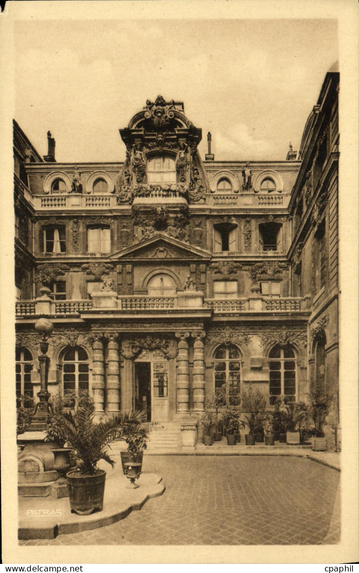 CPA Paris Ecole Massillon Quai des Celestins La cour d honneur