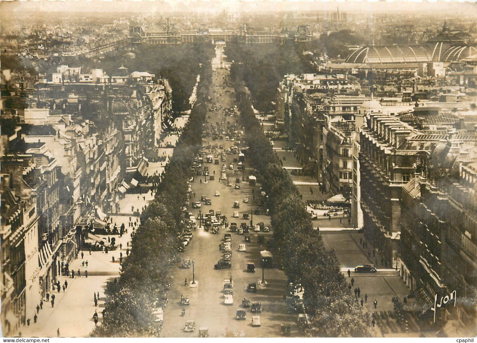 CPA Paris en Flanant Avenue des Champs Elysees