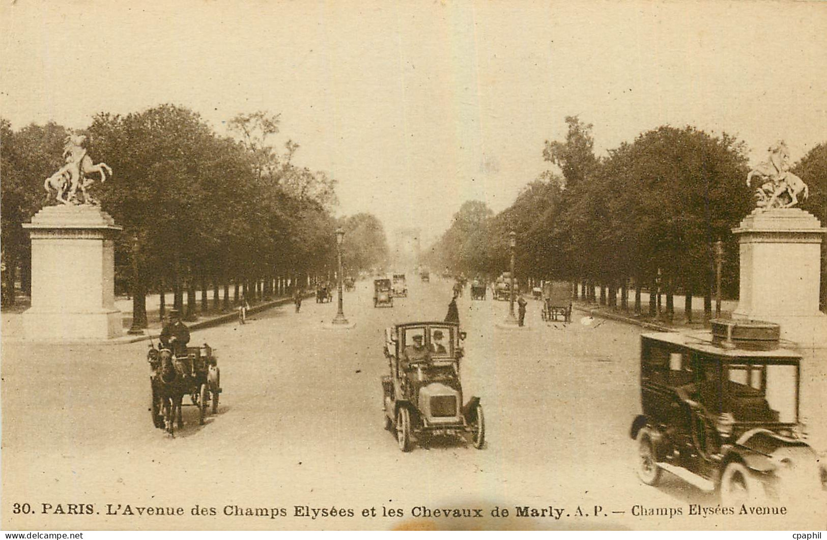 CPA Paris l'Avenue des Champs Elysees et les Chevaux de Marly Automobile