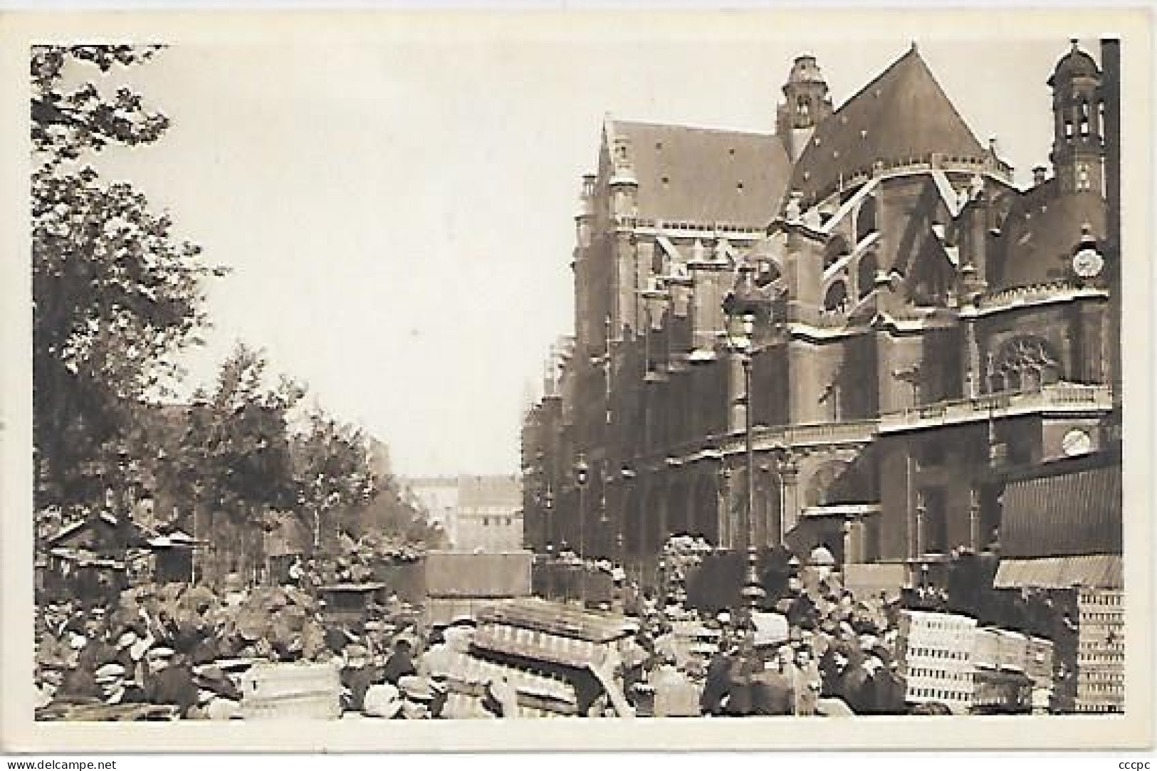 CPA Paris L'Eglise Saint-Eustache et les Halles