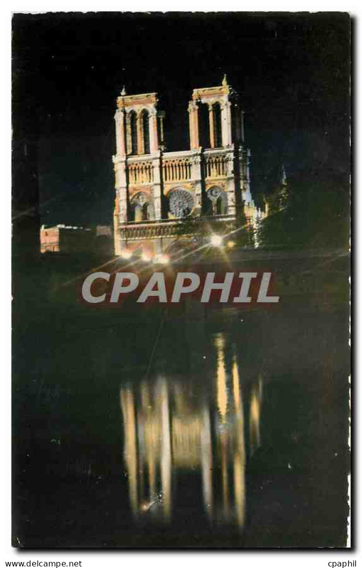 CPA Paris la Nuit les Tours de Notre Dame de Paris se refletant dans la Seine