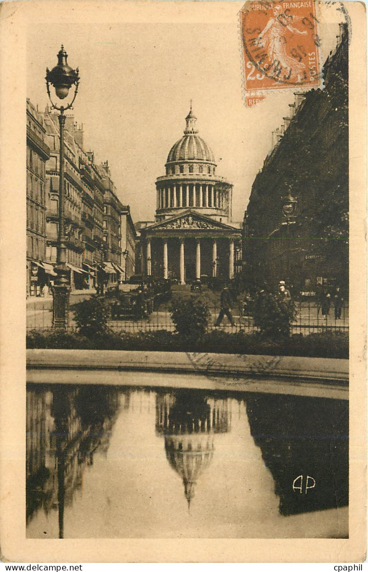 CPA Paris Le Pantheon et la rue Soufflot Pantheon sud Soufflet Street