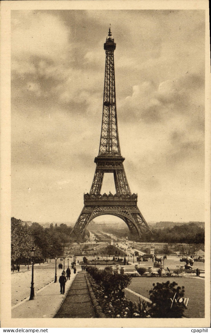 CPA Paris Le Tour Eiffel