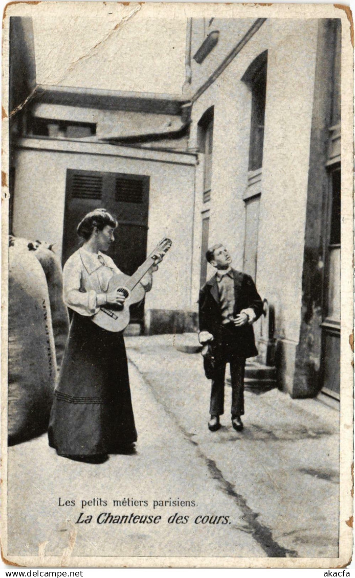CPA PARIS - Les petits métiers paris Chanteuse des cours (88290)